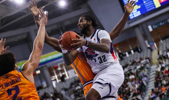 爱游戏APP-山东男篮全力横扫广州男篮！超级外援或上演首秀，邱彪要杀进前四